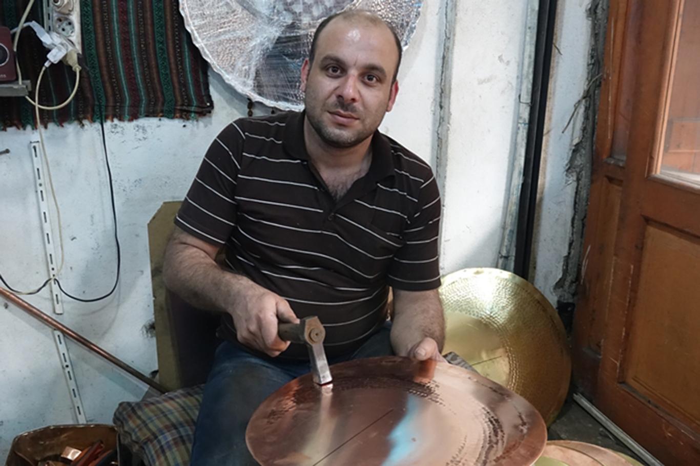 Suriyeli Ömer, baba mesleği ile hayata tutunmaya çalışıyor Suriyeli Ömer, baba mesleği ile hayata tutunmaya çalışıyor
